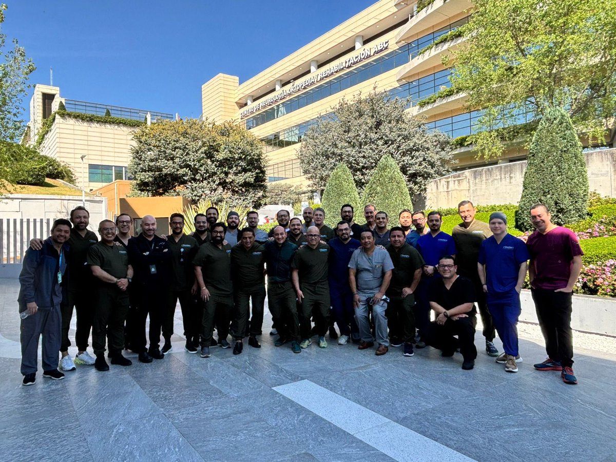 Un gran grupo en el cadaver lab de técnicas de columna en el centro médico ABC <a href="/ABCcentromedico/">Centro Médico ABC</a> <a href="/4Doctors_/">4Doctors</a>