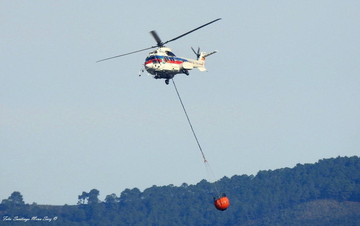 SantiFoto's tweet photo. Ejercicio de un helicóptero Eurocopter AS332L2 Super Puma de @Plan_INFOCA @AndaluciaJunta  cargando agua en el embalse de La Concepción en #Marbella y arrojándola en el lugar seleccionado. #incendiosforestales #prevenir #preparados #profesionales https://t.co/EB9dwEwpKr