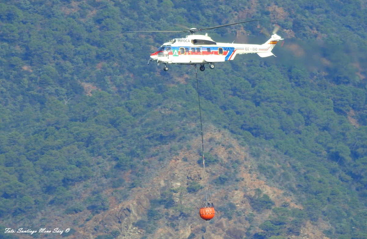SantiFoto's tweet photo. Ejercicio de un helicóptero Eurocopter AS332L2 Super Puma de @Plan_INFOCA @AndaluciaJunta  cargando agua en el embalse de La Concepción en #Marbella y arrojándola en el lugar seleccionado. #incendiosforestales #prevenir #preparados #profesionales https://t.co/EB9dwEwpKr