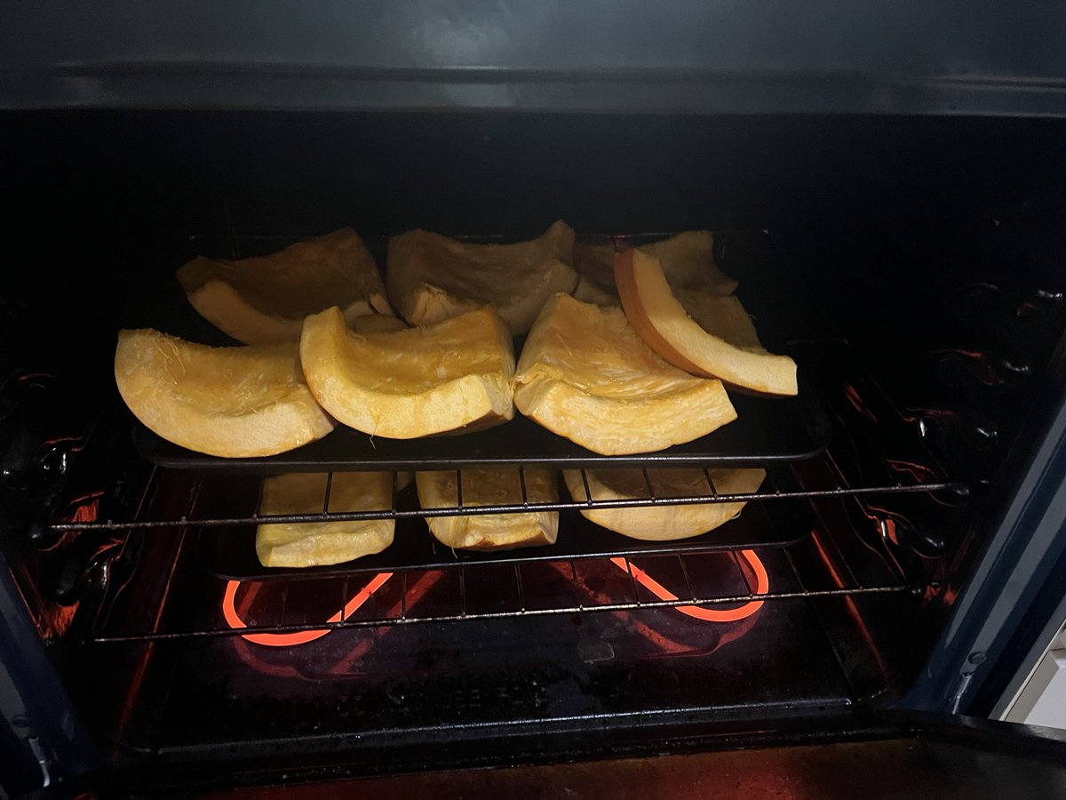 DMTomTom's tweet photo. It’s Pumpkin soup makin’ time! 
Inspired by the Yeti Yeto from The Legend of Zelda Twilight Princess, these delish beauties are roasting away ready to be blended w/ goat cheese, bass fish, onions, spices and more 😻🎃

#yeto #pumpkinsoup #homemade #legendofzelda #twilightprincess https://t.co/jDGngvgHCX
