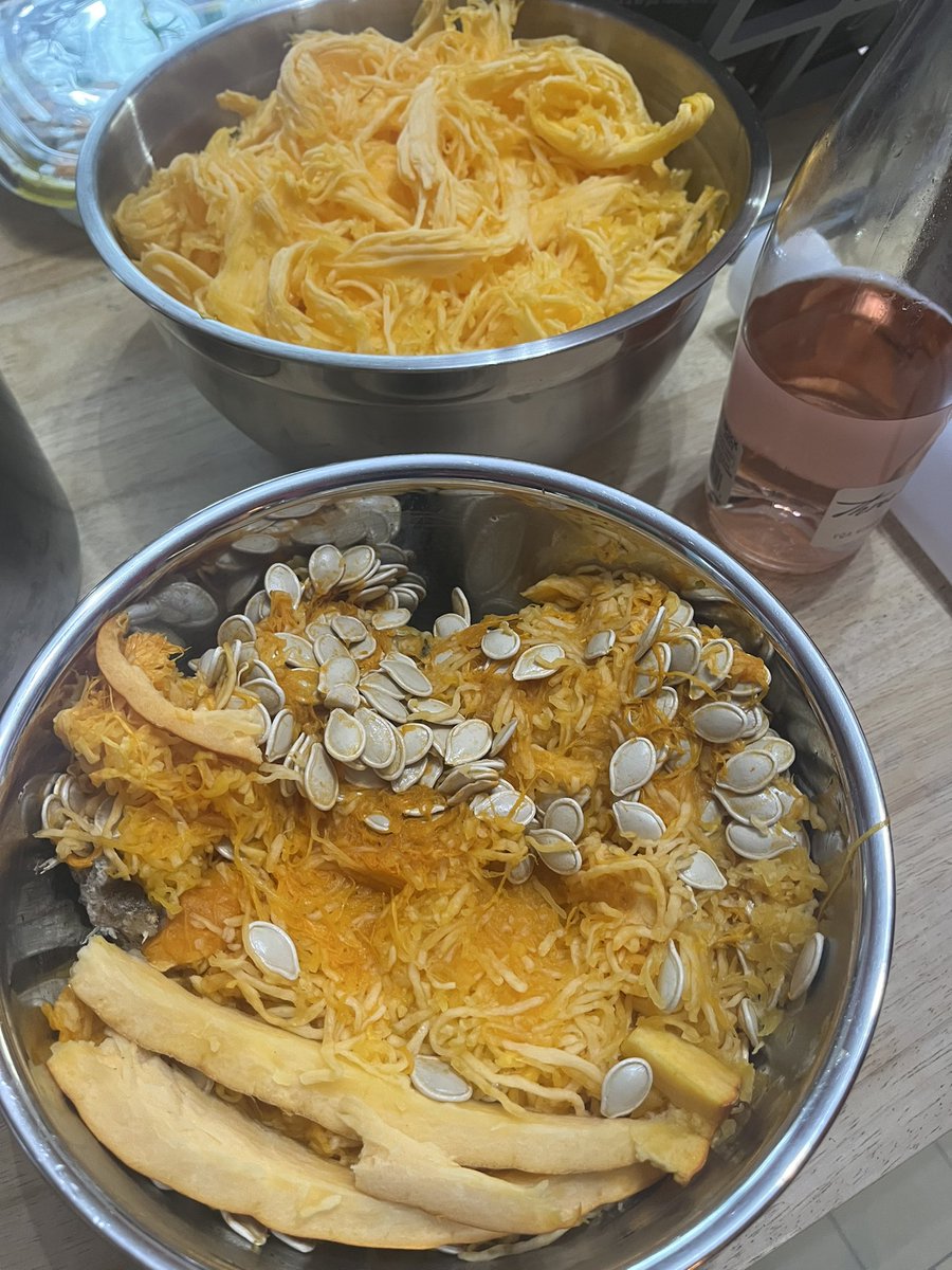 DMTomTom's tweet photo. It’s Pumpkin soup makin’ time! 
Inspired by the Yeti Yeto from The Legend of Zelda Twilight Princess, these delish beauties are roasting away ready to be blended w/ goat cheese, bass fish, onions, spices and more 😻🎃

#yeto #pumpkinsoup #homemade #legendofzelda #twilightprincess https://t.co/jDGngvgHCX