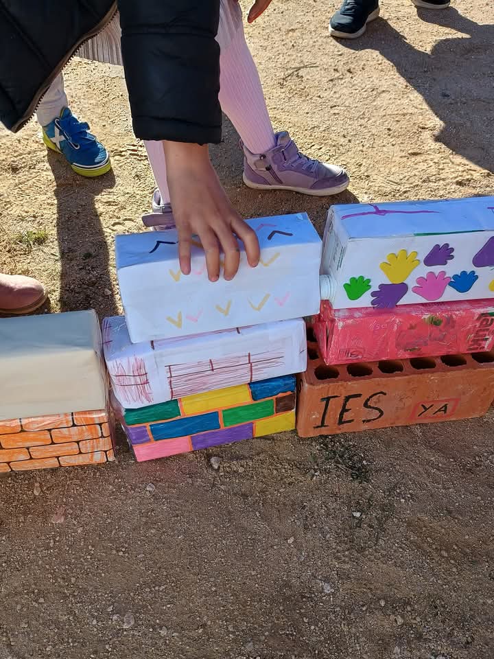 avvlosmolinos's tweet photo. En #LosMolinosbarrio  levantamos nuestros ladrillos🧱 simbólicos del #IESLosMolimosGetafeYA con emoción. ¡¡¡Nuestro barrio merece lo que le corresponde por ⚖️!!! Nuestras futuras generaciones👧🏻🧒🏻 necesitan el ansiado instituto donde poder estudiar y seguir creciendo. https://t.co/JJwZAFpN5u