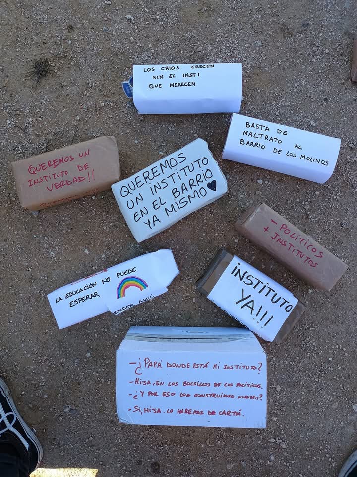 avvlosmolinos's tweet photo. En #LosMolinosbarrio  levantamos nuestros ladrillos🧱 simbólicos del #IESLosMolimosGetafeYA con emoción. ¡¡¡Nuestro barrio merece lo que le corresponde por ⚖️!!! Nuestras futuras generaciones👧🏻🧒🏻 necesitan el ansiado instituto donde poder estudiar y seguir creciendo. https://t.co/JJwZAFpN5u