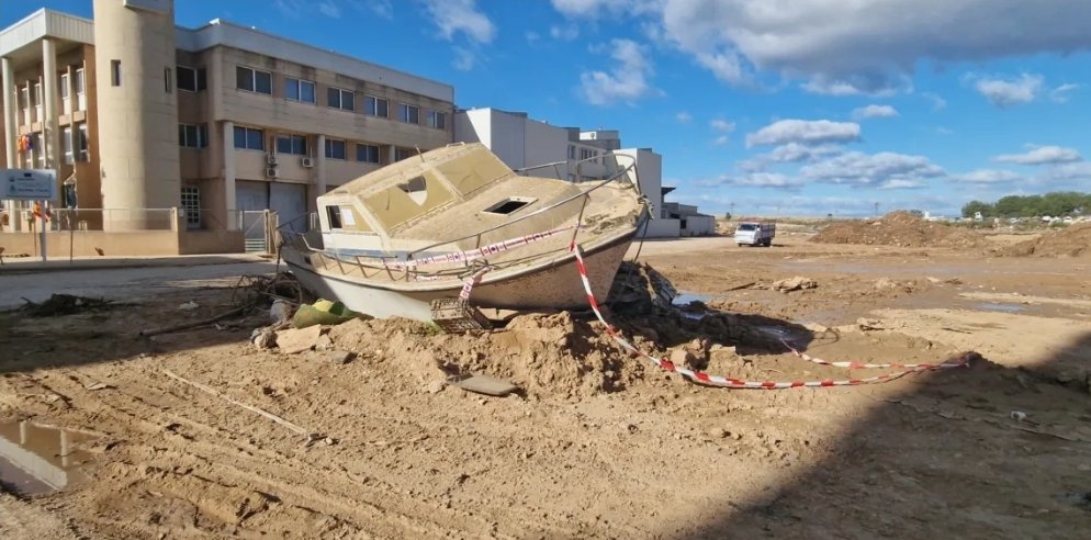 Una reflexión antes de dormir. 43 días después de la #riada vemos cosas que aún sorprenden. Cada vez hay menos voluntarios y las ayudas no llegan. Cada día más buenas palabras que de poco sirven. Pero sí tu no nos olvidas, juntos saldremos de este desastre. 
#ValenciaNoSeOlvida