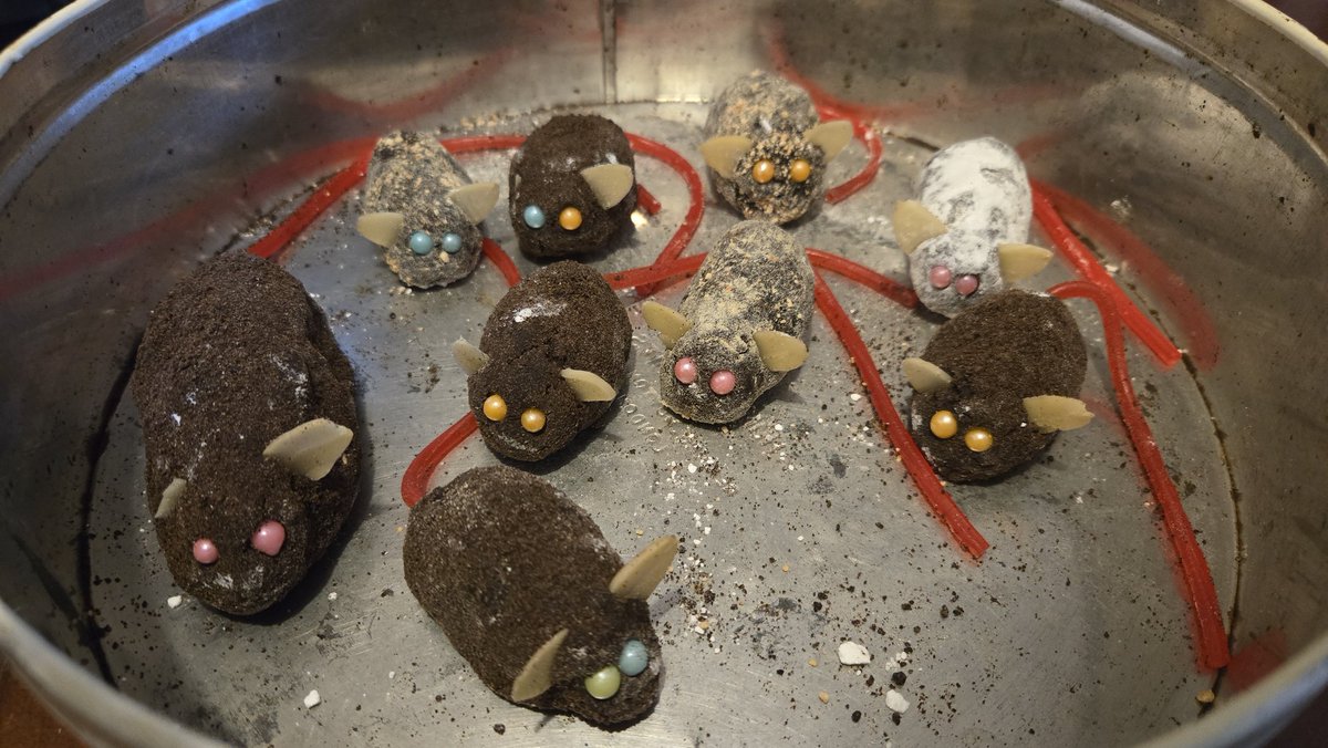 Mechapope's tweet photo. Made rat cookies for a bake-off https://t.co/rBsqMg3ktX