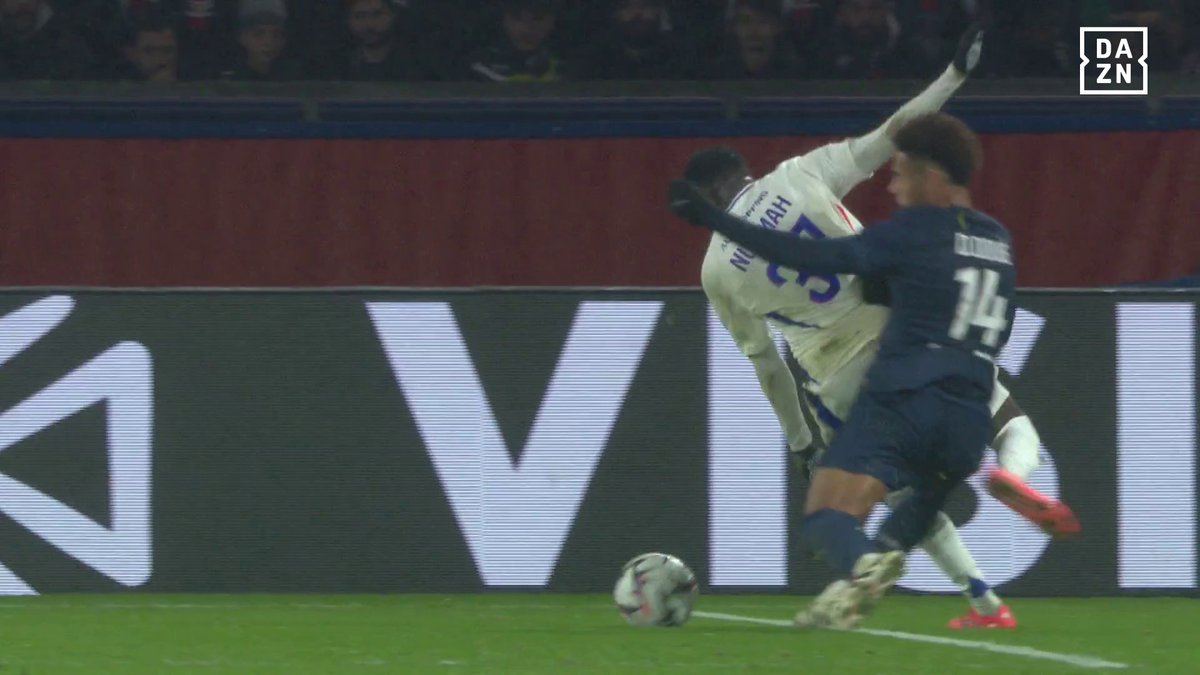 FreeFoot's tweet photo. 😮 Y'avait-il pénalty pour l'OL selon vous ?

#PSGOL #PSG #OL https://t.co/GZJMhHck39