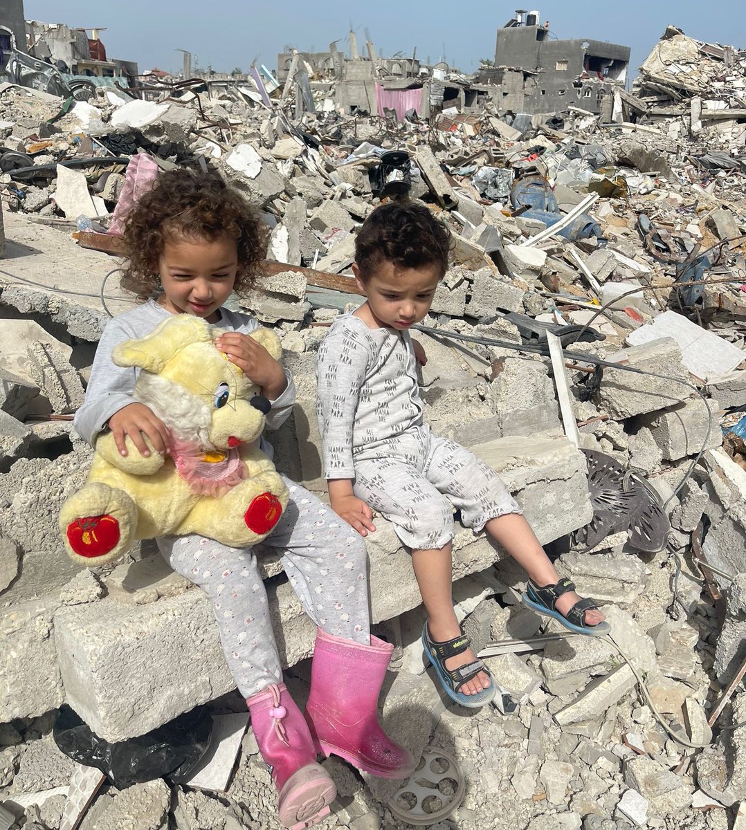 batmanarchism's tweet image. d0n8 to my friends maram &amp;amp; ahmed in gaza. been working with them since early this year to raise escape funds but they're being forced to deplete them for food and supplies

YOUR spare cash could keep their children from going to bed hungry

🔗: gofund.me/d2c9b089