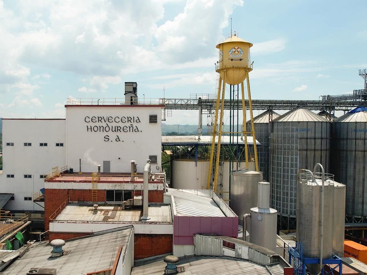 honduras_al's tweet photo. Última Hora: #CerveceríaHondureña anuncia un cierre inminente a nivel nacional tras no lograr acuerdos con el #STIBYS. La huelga, que ya acumula días, ha provocado pérdidas millonarias y un colapso operativo total. https://t.co/5774okuVJP