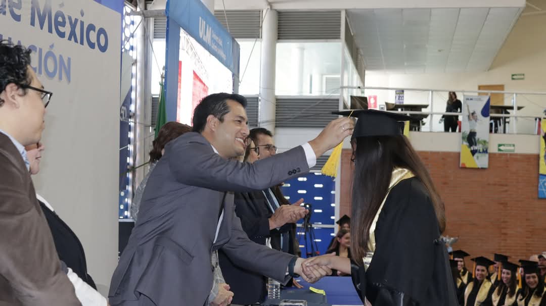 rbad__'s tweet photo. Alguien que amo mucho ya no esta en este mundo, pero recuerdo que me decía "El mejor regalo que me podrás dar es que te gradúes", ayer 14 de dic fue su cumpleaños y pues puedo decir que pude cumplir con su regalo. https://t.co/DP9issD9n9