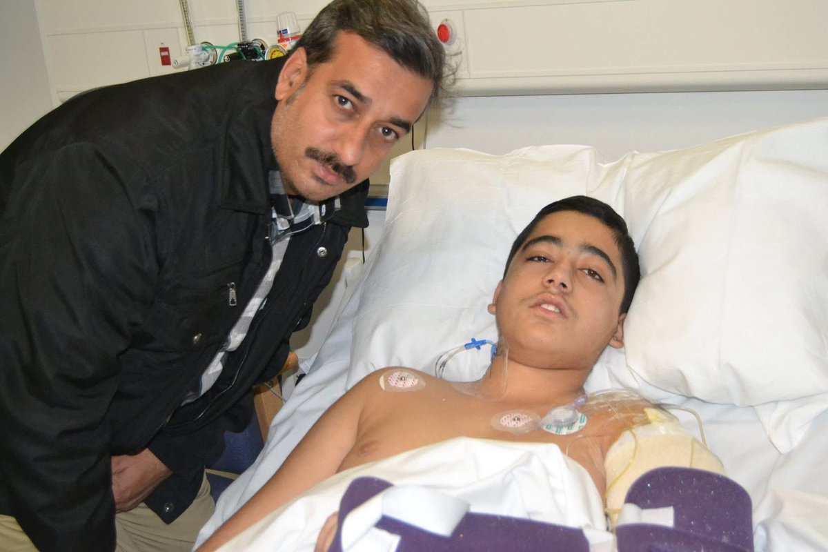 MuhammaddNawaz's tweet photo. 16 دسمبر 2014 کو جب دہشت گرد ہال میں داخل ہوئے جہاں ہم فرسٹ ایڈ کورس میں شریک تھے، تو انہوں نے اندھا دھند فائرنگ شروع کردی, ہم کرسیوں کے نیچے چھپ گئے

پھر انہوں نے ایک ایک کو سر پر گولیاں مارنا شروع کر دیں, جب انہوں نے مجھ پر گولی چلائی تو میں نے اپنا سر کرسی کے اندر دھکیل دیا لہذا گولی میرے بائیں بازو میں لگی اس دوران  گن پاؤڈر میرے چہرے پر گرا۔

تھوڑی دیر بعد وہ باہر چلے گئے اور میں اسٹیج پر ڈریسنگ روم میں چلا گیا لیکن کمرہ زخمی طلباء سے بھرا ہوا تھا,جب میں نے کھڑے ہو کر چلنے کی کوشش کی تو میرا زخمی بازو نیچے لٹک گیا۔

میں نے آنکھیں بند کرکے مرنے کا ڈرامہ کیا اور وہیں لیٹ گیا, تھوڑی دیر بعد دہشت گرد اسی کمرے میں آئے اور ان پر فائرنگ شروع کر دی جو درد سے چیخ رہے تھے,میں کمرے کے دروازے کے قریب تھا تو وہ میرے چہرے پر پاؤں رکھتے ہوئے کمرے کے اندر آ رہے تھے۔ 

اس دوران دہشت گردوں نے میرے ٹیچر پر فاسفورس پھینکا اور میری آنکھوں کے سامنے زندہ جلا ڈالا اور پورے کمرے کو  آگ لگا دی۔
اس کے بعد ریسکیورز آئے اور مجھے لاشوں سے بھری ایمبولینس میں ڈالا اور مجھے ہسپتال پہنچایا

ہسپتال میں علاج کے دوران مجھے نہیں معلوم تھا کہ میرا چھوٹا بھائی حارث شہید ہو گیا ہے۔
لیکن 15 دن بعد مجھے اپنے دوست سے پتہ چلا کہ حارث شہید ہو گیا ہے۔

- احمد نواز - 😭😭😭😭

16؍ دسمبر 2014ء💔💔
#16DecemberBlackDay