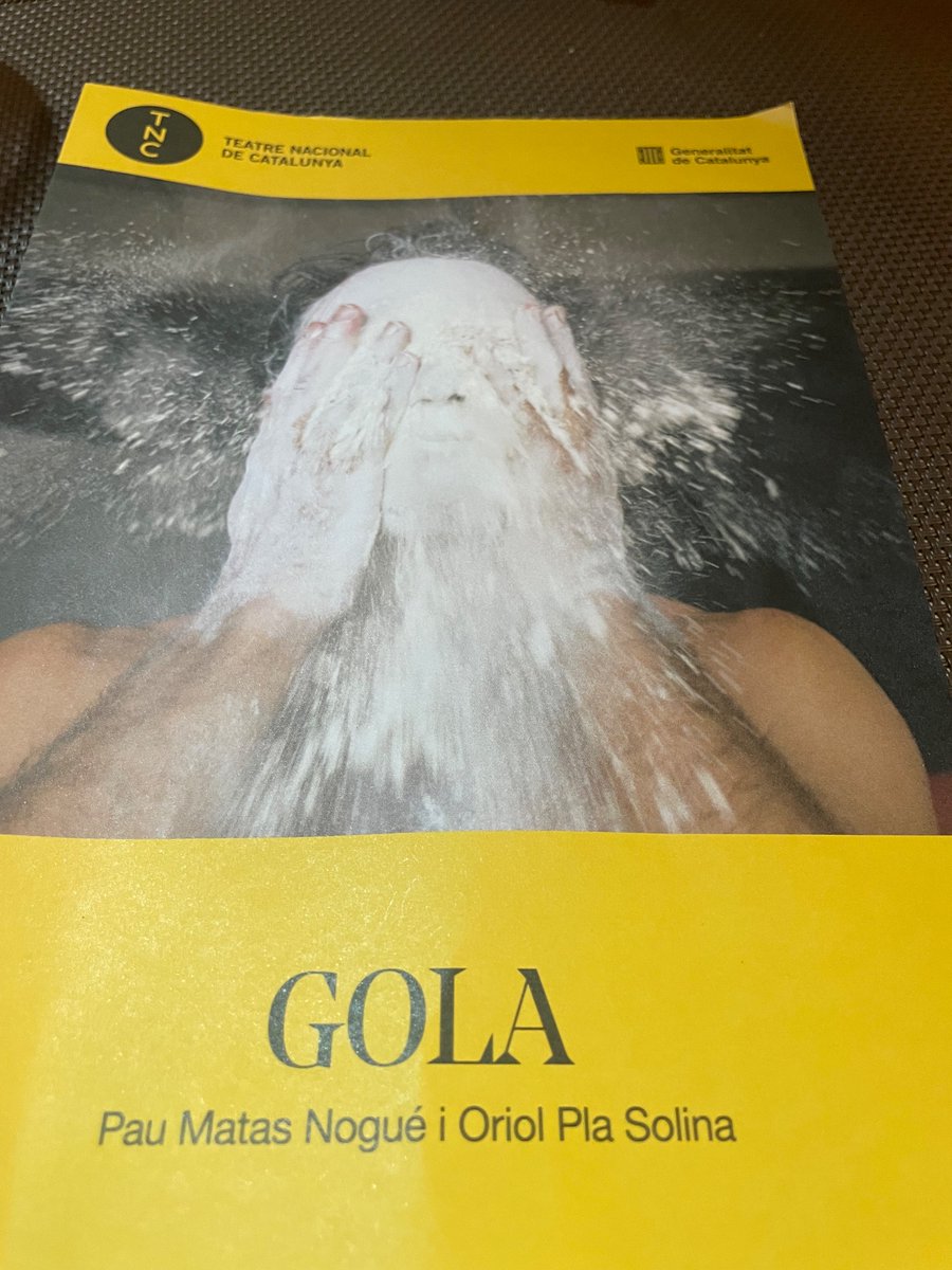 szpunberg's tweet photo. Gaudir en majúscules. Humor, tendresa, volada, imaginació i molta artesania.
Oriol Pla i Pau Matas, al @teatrenacional 
👇👇👇 https://t.co/NmYcarMurj