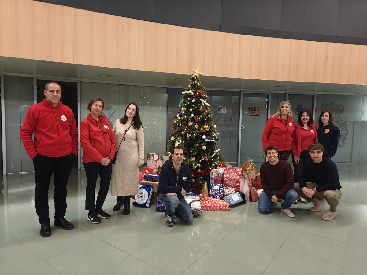 RRMMdeverdad's tweet image. Un año más el @112cmadrid se ha unido a nuestra campaña recogiendo un montón de regalos para los más necesitados... Gracias por vuestra colaboración!!! Os esperamos el año que viene y os deseamos una muy Feliz  Navidad!