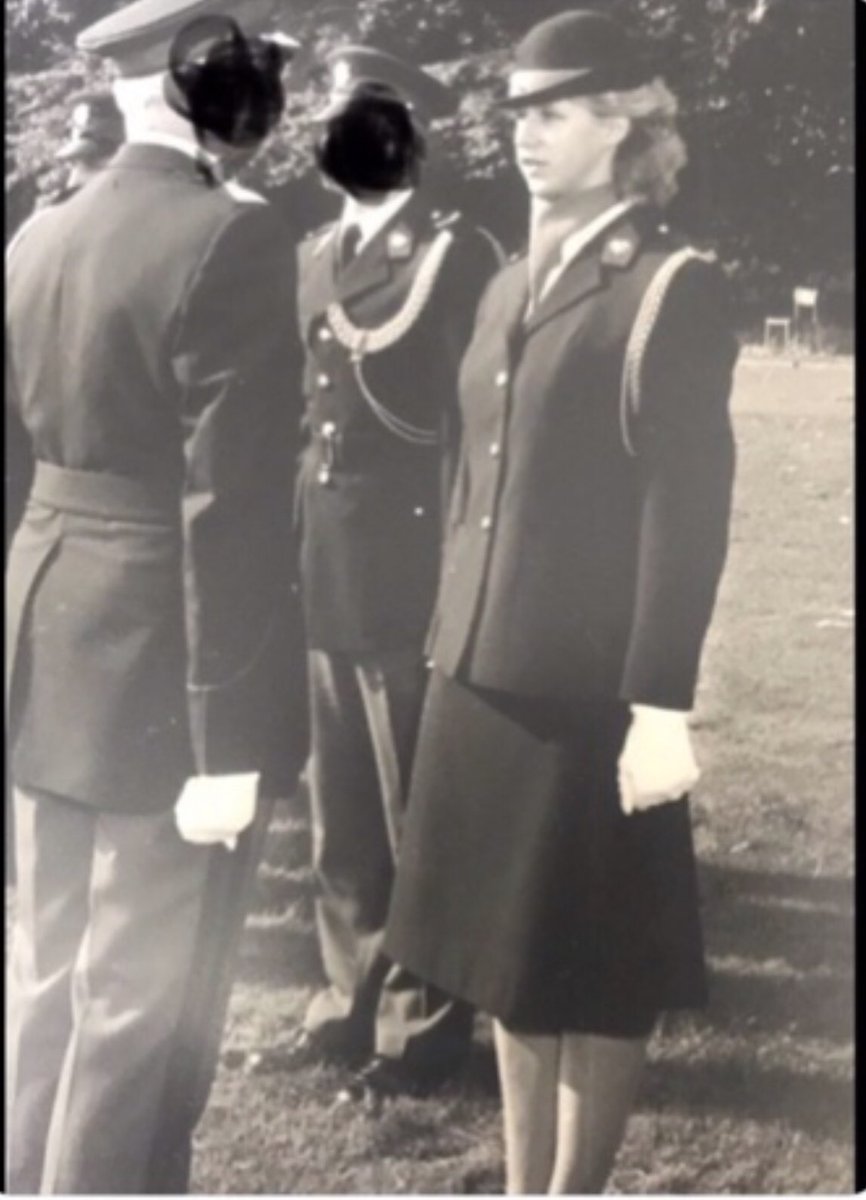 MarieWvL's tweet image. M’n meeste volgers weten inmiddels mijn verleden wel.
Wat wil ik er mee zeggen?
Ik was ondanks m’n functie ook mens.
Nog steeds.
Ik krijg pukkels van onrecht.
Onrecht is inmiddels niet meer verweven in de onderwereld maar ook in de bovenwereld.
Onacceptabel.
Daarvoor strijd ik.