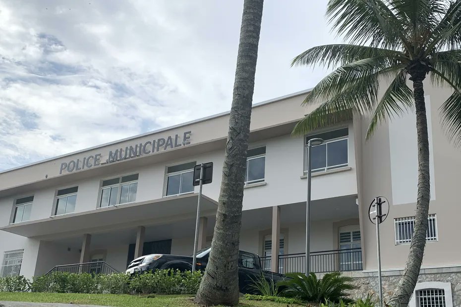 Nouméa inaugure son hôtel de police, déplacé dans un bâtiment au passé militaire
la1ere.francetvinfo.fr/nouvellecaledo…