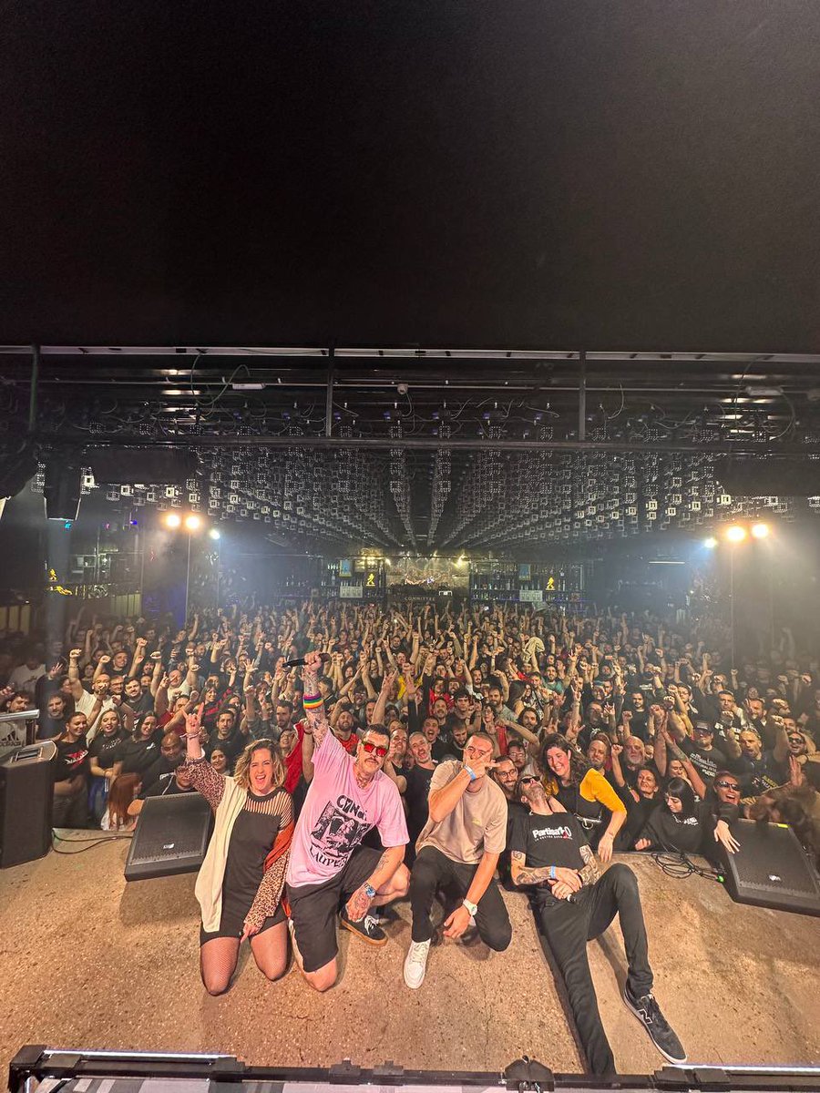 chikosdelmaiz's tweet photo. Sin palabras Vaència. El corazón en un puño. Dos noches consecutivas en la Moon que ya son un recuerdo imborrable. Gracias por todos estos años. Gracias por tanto.
#TreguaIndefinida
#LCDMISforTheChildren
#Since2005
#SoldOut❌ https://t.co/pBdZdViSw3