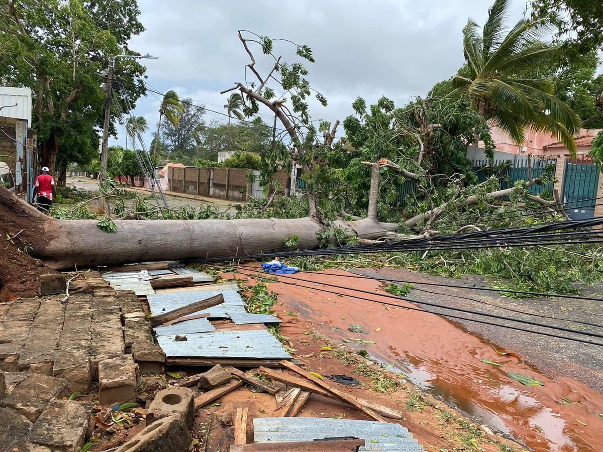 NaemiHeita's tweet photo. As #CycloneChido made landfall in #Mozambique, increased preparedness by @Red_Cross_Moz proved vital. 

Over 2,000 families received life-saving messages ahead of the cyclone, vulnerable families have received emergency supplies, and boats were prepositioned for search &amp; rescue. https://t.co/4xh6zoYfpA