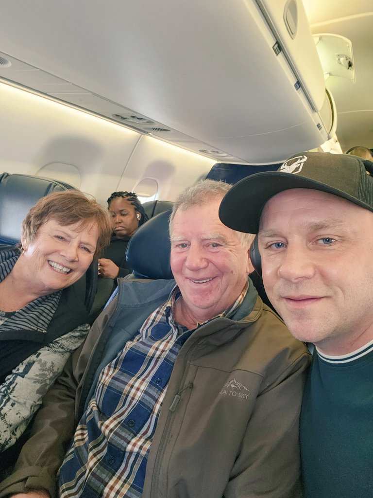 MerchantJW's tweet photo. So, I bumped into these two in and amongst it all ... surprise on United Airlines from Houston to Baton Rouge ... #theMerchants #Louisiana https://t.co/qK6PwnTSeN