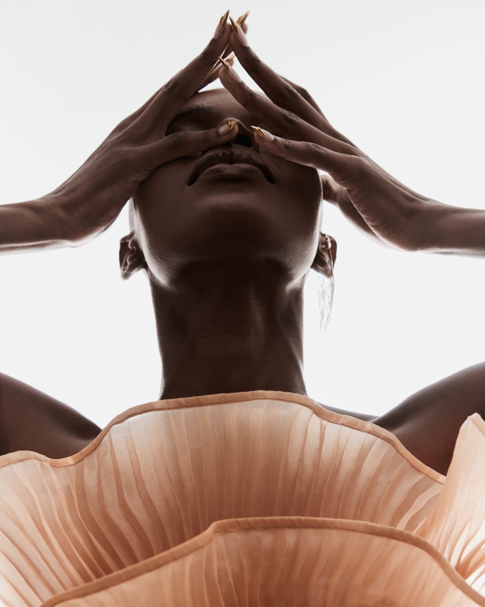 mannattgupta's tweet image. Flow like poetry in the draped cut-out maxi from Euphonic. Radiating opulence with its asymmetrical pleats and luminous gold hue, it’s a celebration of movement, balance, and undeniable allure.

#mannattgupta #euphonic #gown #eveninggown #organza #pleating #drape #wearableart