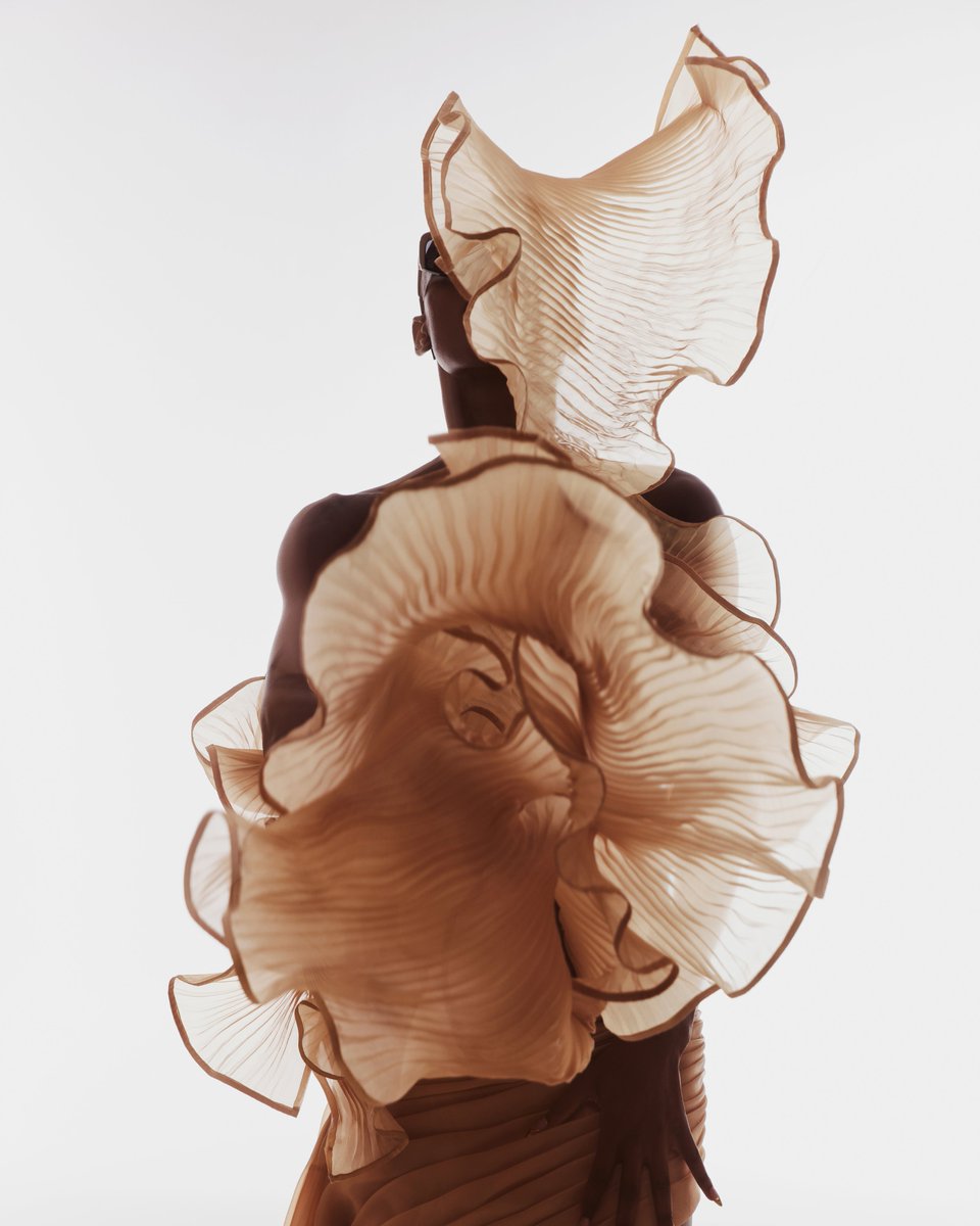 mannattgupta's tweet image. Flow like poetry in the draped cut-out maxi from Euphonic. Radiating opulence with its asymmetrical pleats and luminous gold hue, it’s a celebration of movement, balance, and undeniable allure.

#mannattgupta #euphonic #gown #eveninggown #organza #pleating #drape #wearableart