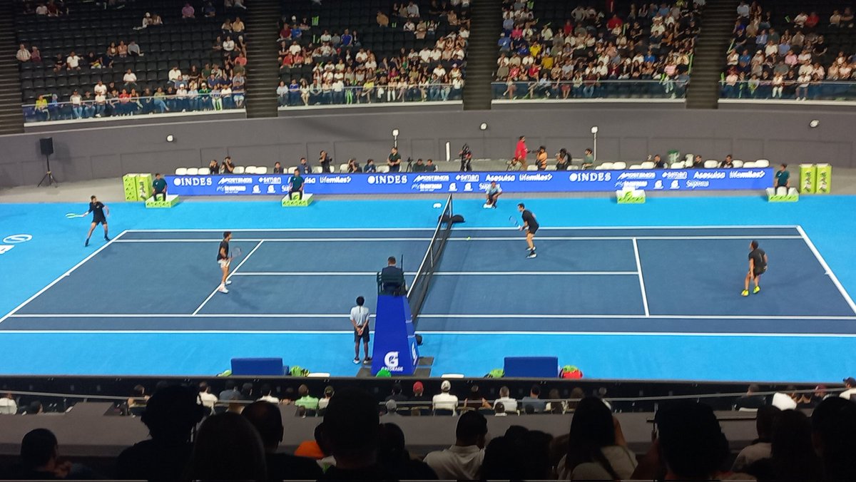 EDH_Deportes's tweet photo. #Tenis #Polideportivo
Se llevan el primer set Chelo #Arévalo y Julien #Rojer sobre Mate #Pavic y Miguel Reyes-Varela, por 6-4.
📱 V. Escalante / @VSkalanT
⬇️ https://t.co/KjcPLvXddx