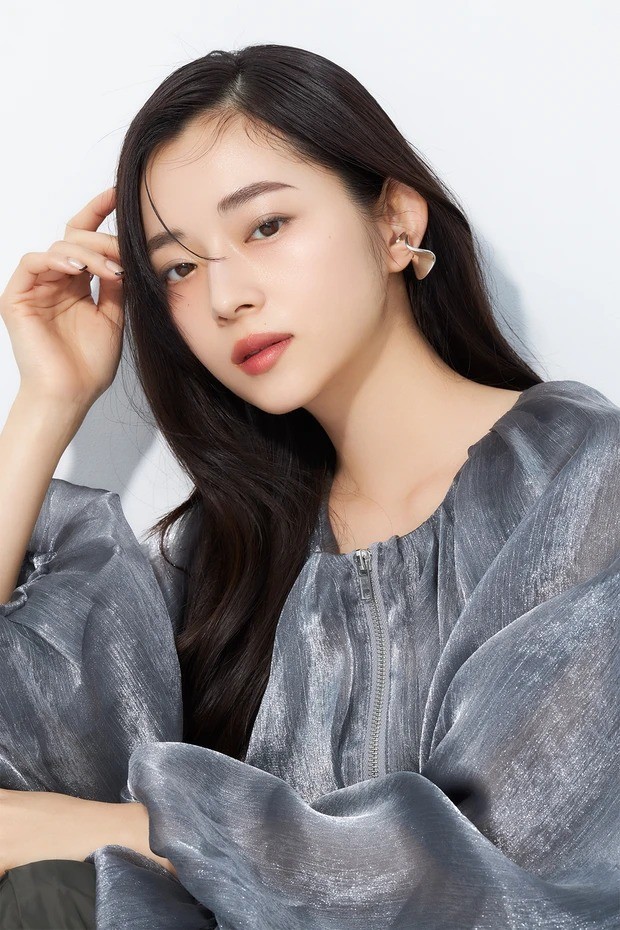 maquia_magazine's tweet photo. 西洋占星術師が教える
#双子座 の2025年開運メイク🔮

🌟開運ポイント🌟
大胆な赤を使ってイメチェンレベルに盛る
✅シルバーアイシャドウでモードなメイクに挑戦
✅リップは情熱的な赤で彩って
✅血色感のある色っぽチークで大胆に

▼もっと開運ポイントを知りたいなら
https://t.co/9RzIoOFyOB https://t.co/Aw6UL8cnf2