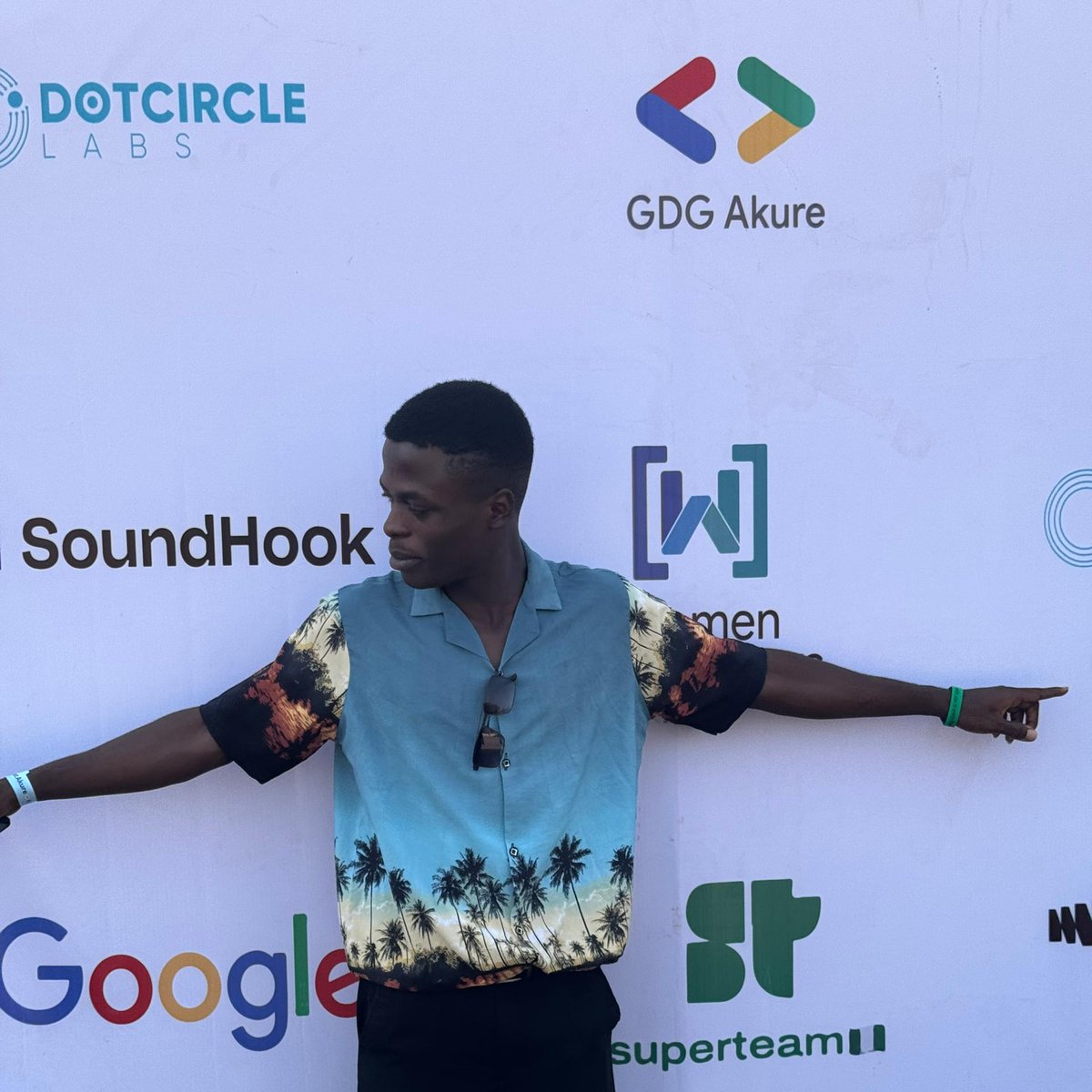 blessIngIdowuj's tweet photo. #DevfestAkure2024 was a blast💯🔥
I co-won a game round😌✌️(don't as me which one😂
Also got to meet @czarify , @Fidel_builds , @mazithesage , @Fidel_builds and @bytegen_dev https://t.co/zn4WX7Qd8h