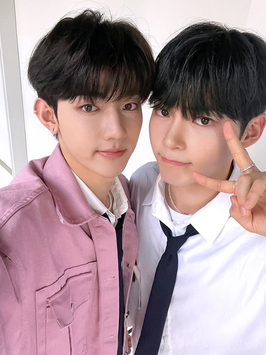 alwaysluvzh's tweet image. 데뷔초 아기 시절 하오빈 😭😭