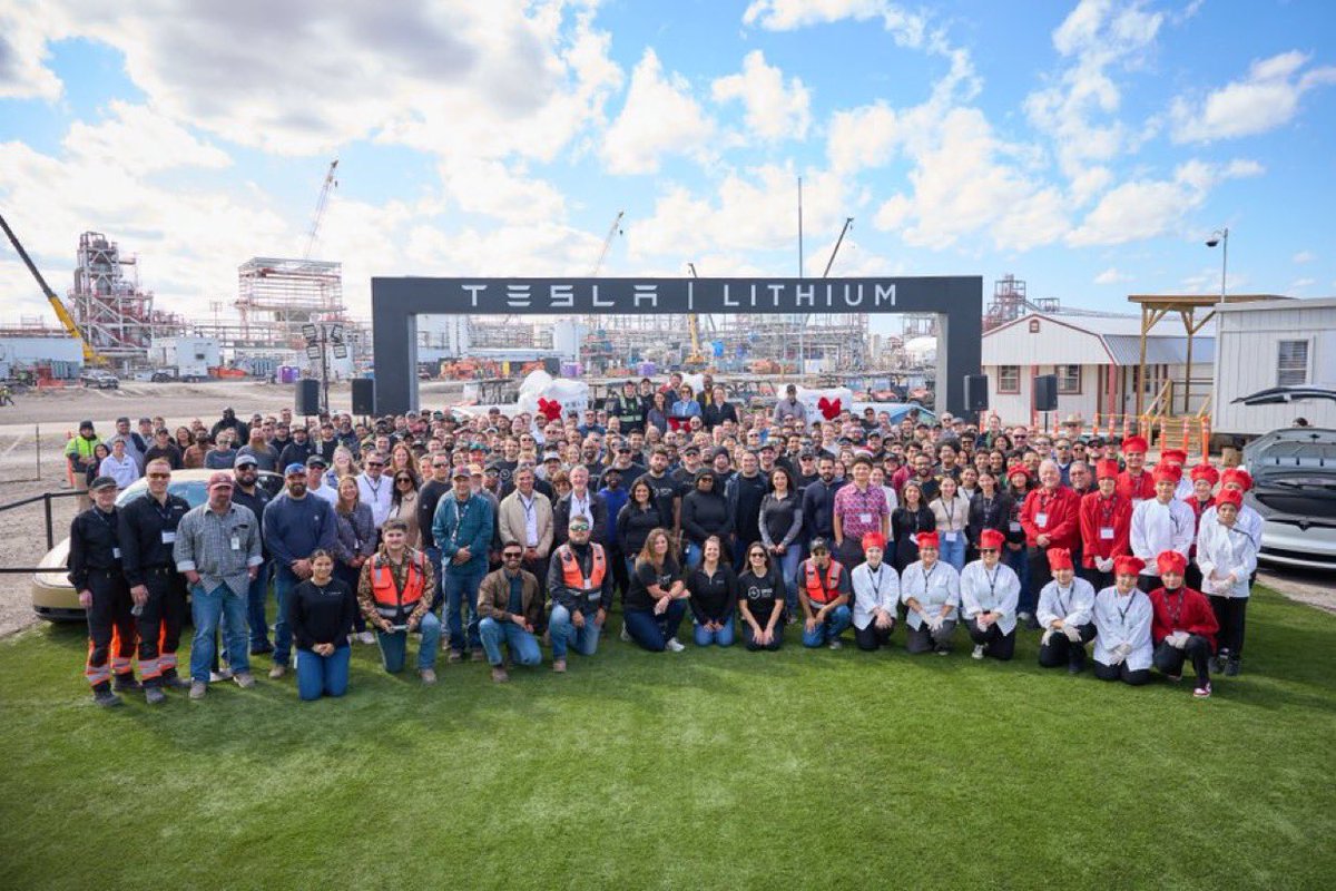 sirfupdate_'s tweet image. 🔋 $TSLA Milestone
🔗 First-ever lithium refining in the U.S.: Tesla's refinery in Corpus Christi, Texas, processed raw material for the first time.
🏭 Innovative achievement: Marks a step forward for domestic lithium refining.
#Tesla #LithiumRefinery #Innovation