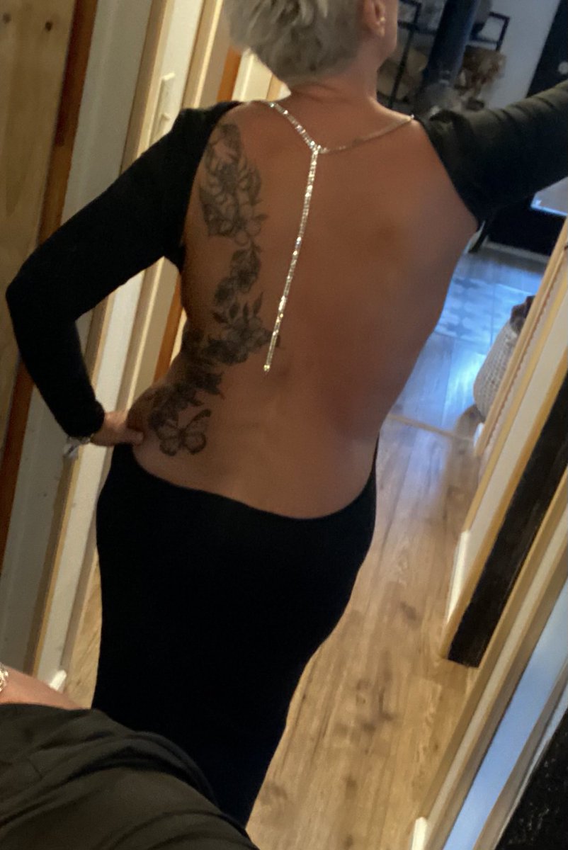 I think I found my NYE dress 😊 A little side cleavage happening but those  pics are for another day. 😉