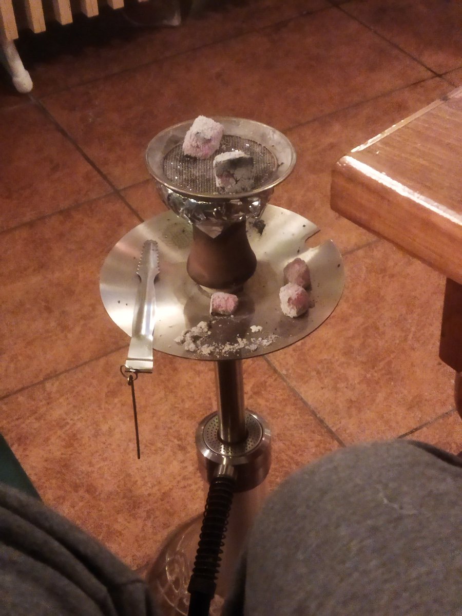 Nargile 160 TL çay 10 TL. Her gece maçlardan sonra Kemal Sunal keyfi. Ucuz ve kaliteli yaşam.