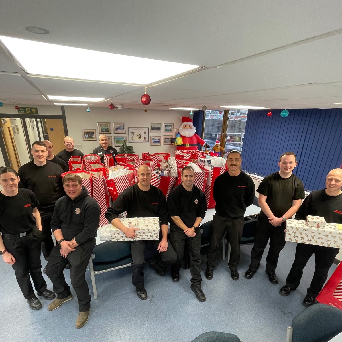 FirePerth's tweet image. 🎁🎄 250 PRESENTS WRAPPED SO FAR!

Our incredible team has already wrapped 250 presents for our Christmas Gift Appeal, with another 250 to go! 🎅✨ 

A huge thank you to everyone who donated – your kindness has made this possible! ❤️

#ChristmasAppeal #CommunitySpirit #Teamwork