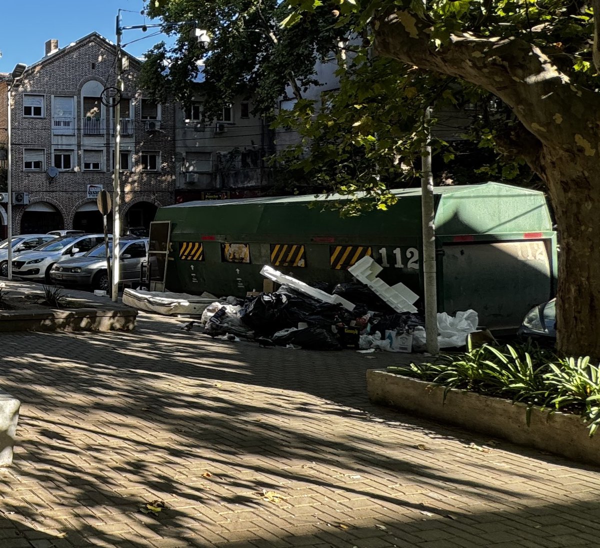 ferdalf's tweet photo. @dievalen en Plaza Plate, que los días lindos de llena de gente, queda la basura del día anterior por recolectar y genera olor importante ¿Se puede tramitar recolección matutina para estos casos de lugares públicos en fines de semana? Abrazo! https://t.co/OcXpXCUp9k