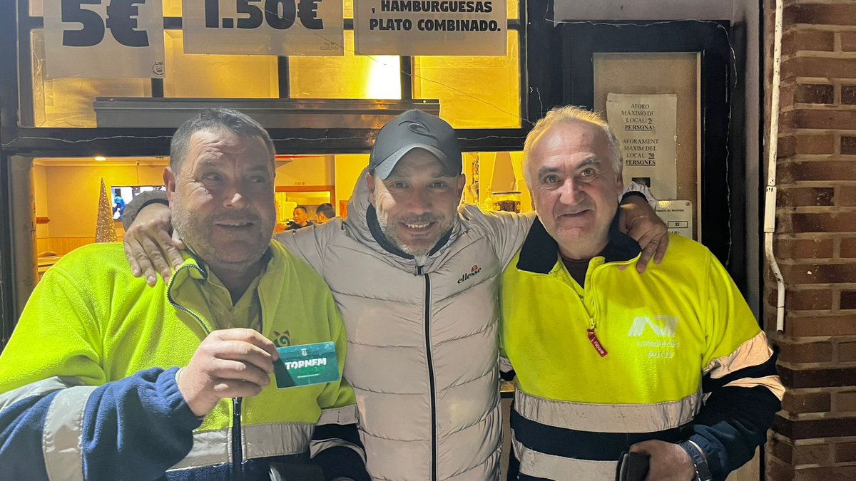 Estás 2 personas son socios del Cornella, hoy a parte de ayudar a la gente Valenciana han venido a vernos en Torrent!!, muchas gracias!!!. Gassssss🤟🏻⚽️💪🏻