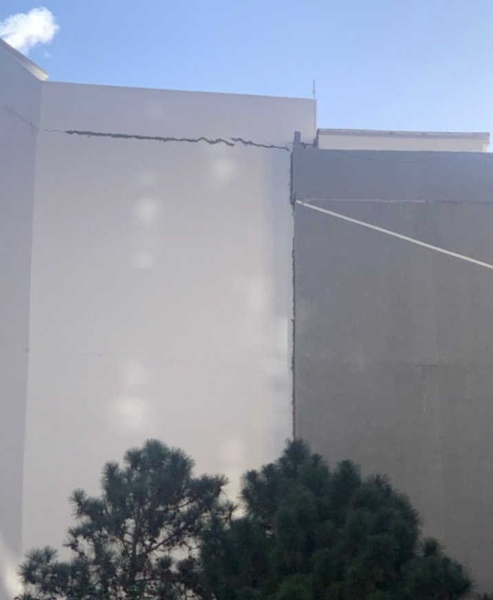 gmartin1961's tweet photo. Mientras tanto en @TRAKIenganchate de El Cigarral en El Hatillo, por dentro y por fuera del edificio... https://t.co/mkM82qpzWB