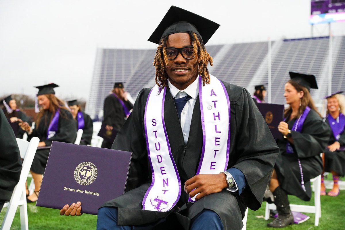 RealDHawkins's tweet photo. Graduated the other day! #ThankYouGOD 🦅 https://t.co/v07UnWy4GI
