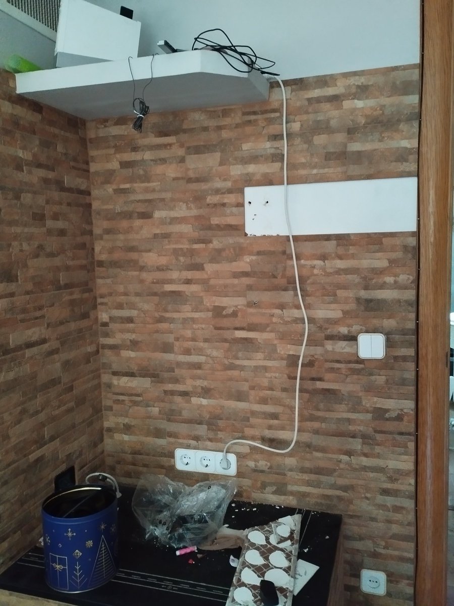 Senora_Silvia's tweet photo. Ayer nos pasó ésto en casa. Una baldosa se soltó de la pared. Estaba anclada la tele que también calló. No sabemos aún si funciona. La tele se cayó sobre un portátil. 
He llamado al seguro #nationalnederlanden. Me dicen que es un accidente y que mi seguro no cubre.

Venga Ya! https://t.co/DaYFFepE3g