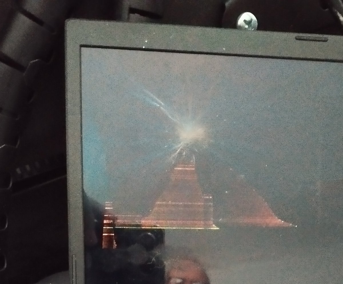 Senora_Silvia's tweet photo. Ayer nos pasó ésto en casa. Una baldosa se soltó de la pared. Estaba anclada la tele que también calló. No sabemos aún si funciona. La tele se cayó sobre un portátil. 
He llamado al seguro #nationalnederlanden. Me dicen que es un accidente y que mi seguro no cubre.

Venga Ya! https://t.co/DaYFFepE3g