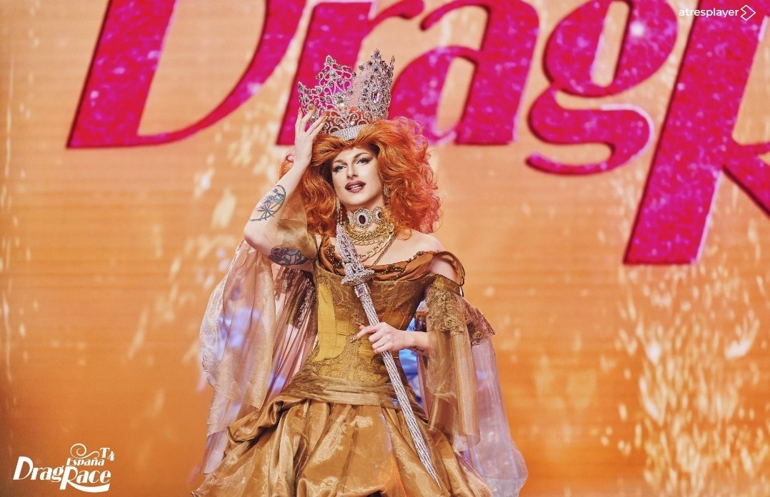 lipsia84's tweet photo. Merecidisídidisisisima la corona para nuestra reina Le Coco #SiempreDiva #SiempreReina #SiemprePerfecta #DragRaceFinal https://t.co/QjdZncSDQF
