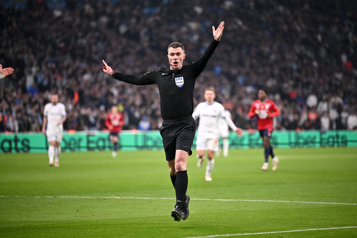 ActuFoot_'s tweet photo. 🚨 𝗪𝗜𝗟𝗟𝗬 𝗗𝗘𝗟𝗔𝗝𝗢𝗗 𝗖𝗢𝗠𝗣𝗧𝗘 𝗣𝗢𝗥𝗧𝗘𝗥 𝗣𝗟𝗔𝗜𝗡𝗧𝗘 𝗔𝗣𝗥𝗘̀𝗦 𝗢𝗠-𝗟𝗢𝗦𝗖 ! 👮‍♂️

L'arbitre de la rencontre a été la cible d'insultes et de menaces, sur les réseaux sociaux notamment, après ses décisions controversées durant OM-Lille.

La FFF se constituera partie civile dans le dépôt de plainte auquel l'arbitre entend procéder.

(communiqué)