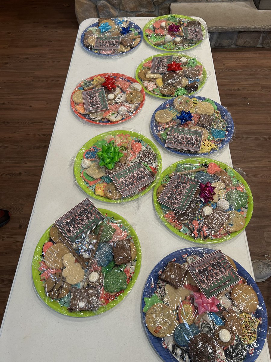 chs_ladytoppers's tweet photo. Today was our yearly cookie baking day. The girls decorated and delivered dozens of cookies to various Chardon community members with the goal of spreading holiday cheer and expressing our gratitude for their support! #strongertogether https://t.co/lLNcV3CkLQ
