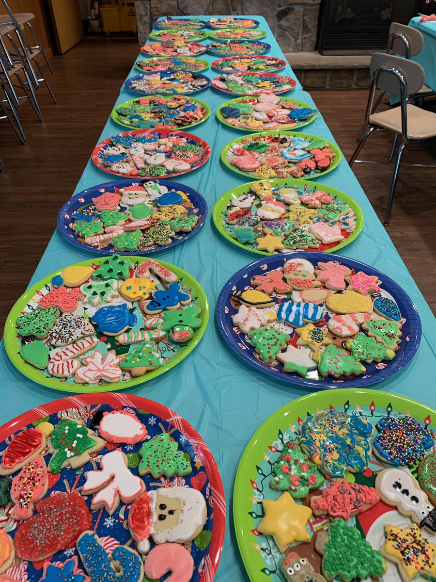 chs_ladytoppers's tweet photo. Today was our yearly cookie baking day. The girls decorated and delivered dozens of cookies to various Chardon community members with the goal of spreading holiday cheer and expressing our gratitude for their support! #strongertogether https://t.co/lLNcV3CkLQ