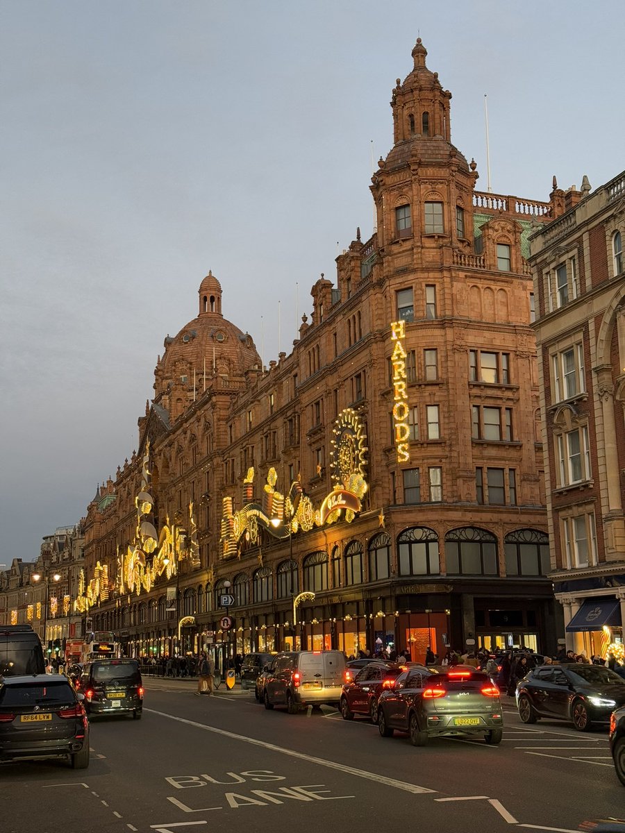 Elllinaras1's tweet photo. London! https://t.co/Lezvku4HOh