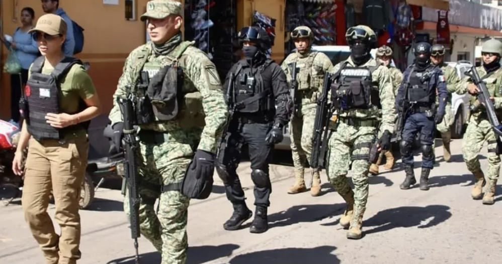 riva_leo's tweet image. #Almomento elementos de la #SecretaríadeDefensa, realizan operativos en la entrada y salida de #Zacatlán, detienen vehículos para supervisión, trasciende la detención de algunas personas de origen extranjero, más información en unos momentos. ⁦@PrimeraPPuebla⁩