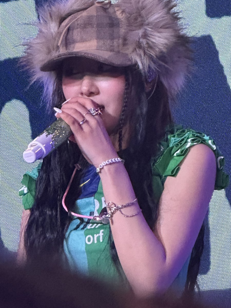 twelveclips's tweet photo. HEY GUYS...I SAW YVES TODAY!!! and she WORE MY BRACELET!!! over a year ago i asked her to pick a color for a bracelet on live, i made it and wore it so many times but i never imagined SHE would wear it let alone perform w it on 🥹 #AppleCinnamonCrunchTour https://t.co/1UNrkUDMwA