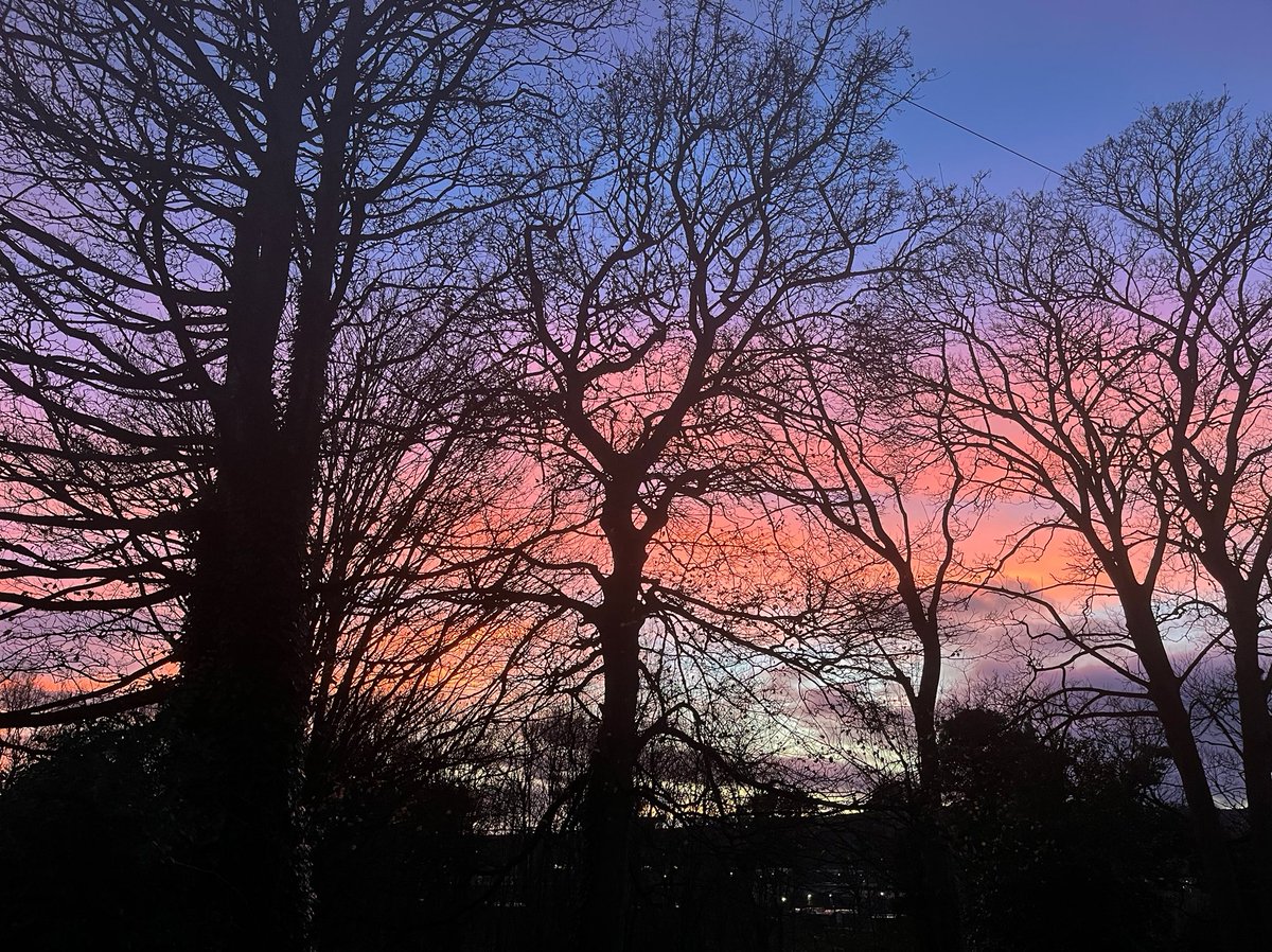 Configa's tweet photo. Tonight’s sunset was pretty eye-catching!! So I had to get my amateur photography on!! 😁📸🤳🌅🌆

#sunset #redsky #redskyatnight #sunsets #sunsetlovers #photo #photography #sunsetphotography #configa #figafiga #configarmy https://t.co/JxX75dhNYK