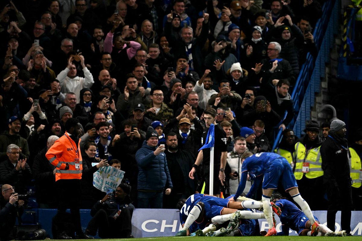 iChelseaTweets's tweet photo. WE ARE NOT IN THE TITLE RACE. https://t.co/ICFMPBpgen