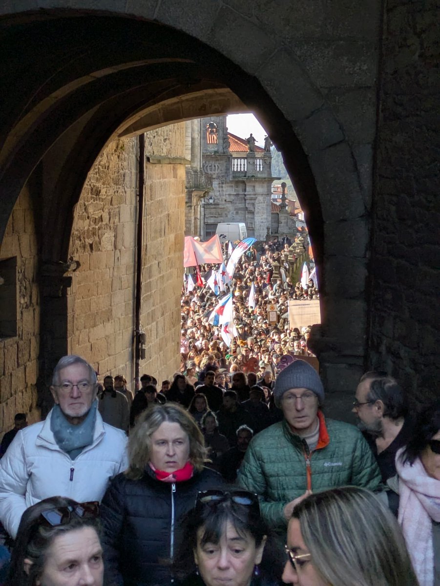 Hoxe había que estar en Compostela

✊🏼 Fomos parte da marea de xente que ateigou toda a cidade cun mesmo berro: ALTRI NON

👨🏻‍💼Nas comunidades de montes galegas XA ESTÁN vindo de Altri para ofrecer plantar eucalipto

Altri=Aumento do monocultivo=menos biodiversidade

🚫 ALTRI NON!!