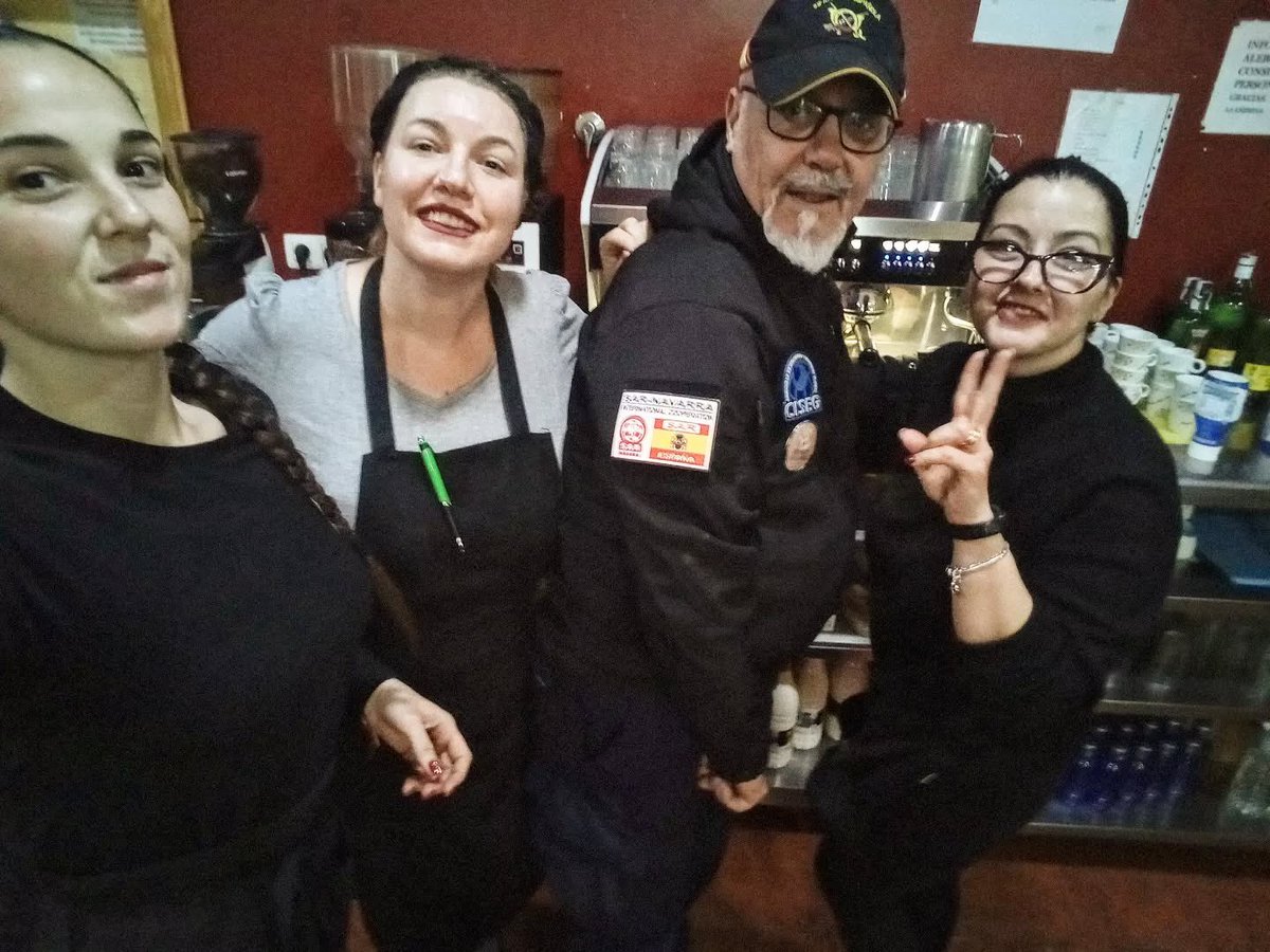 SARNavarra's tweet photo. Los que atienden a los voluntarios, como si fueran de la familia, con profesionalidad, simpatía, humanidad y buen hacer en su trabajo, merecen reconocimiento y respeto, gracias amigas por cuidarnos, sois especiales.
⠀
#sarnavarra #ongsar #sarinternacional #sar #salvamento #ayuda https://t.co/dYs8TkLhLb