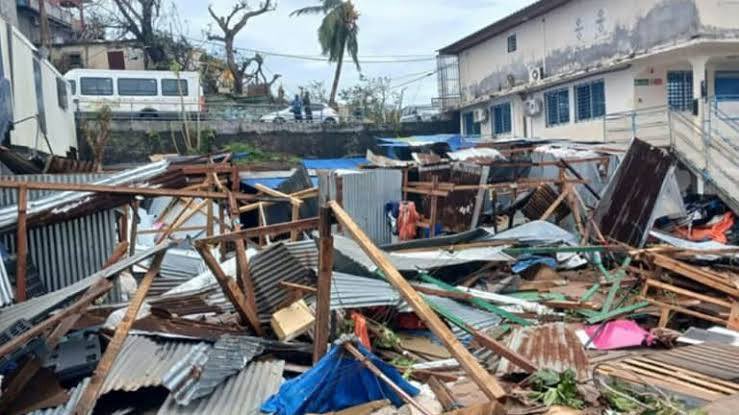 En 1989, le PR #FrancoisMitterrand, avait décidé de " bousculer les procédures" pour reconstruire en urgence la #Guadeloupe ravagée par le cyclone #Hugo. Le PR <a href="/EmmanuelMacron/">Emmanuel Macron</a> et ses Gvt ont bousculé les procédures pour construire les villages olympiques et accélérer la cadence