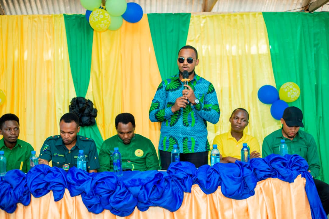 Jisaba15's tweet photo. *MWENYEKITI MWANYEMBA ATOA PONGEZI TAWI LA UVCVM UDOM TIBA* 

Mwenyekiti wa UVCCM Mkoa wa Dodoma *Ndugu Abdulhabeeb Mwanyemba* ametoa pongezi kwa uongozi wa Tawi la UVCCM UDOM-TIBA kwa namna ya walivyoweza kuandaa Mkutano Mkuu wa Tawi. https://t.co/6w4AN6IC7c